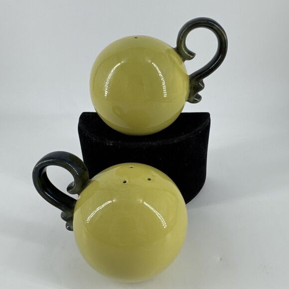 Salt & Pepper Shakers Green Orb Ball Shaped Handled MCM VTG Retro Kitchen - Picture 1 of 10